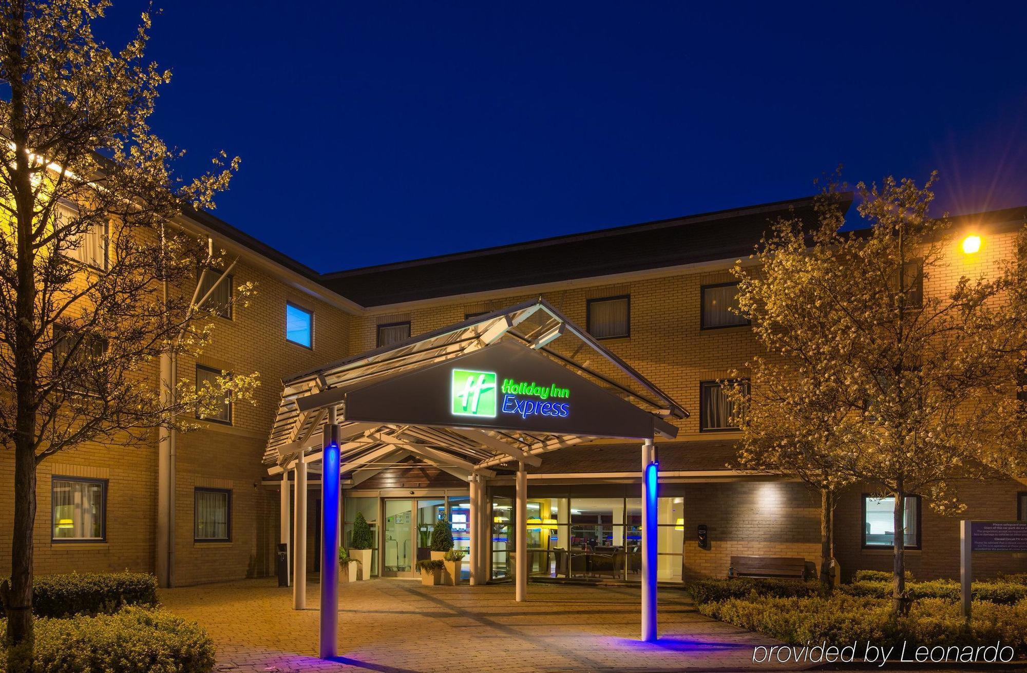 Holiday Inn Express Milton Keynes, An Ihg Hotel Dış mekan fotoğraf