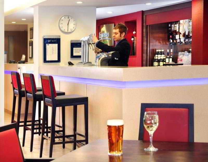 Holiday Inn Express Milton Keynes By Ihg Restoran fotoğraf